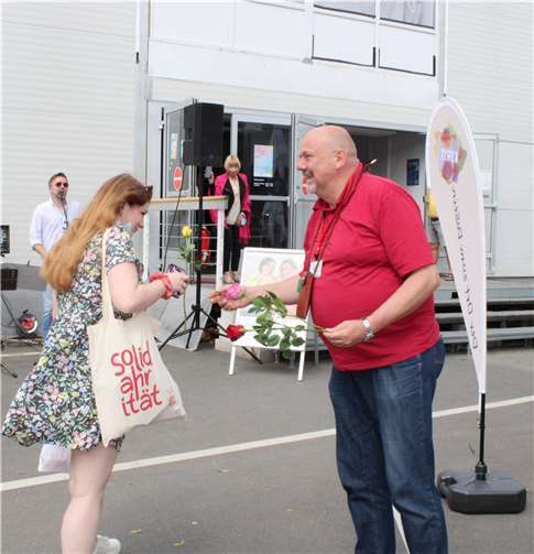 Aufbruchstimmung mit Rahmenprogramm Von „Kerit“ gab es Rosen für die Damen.