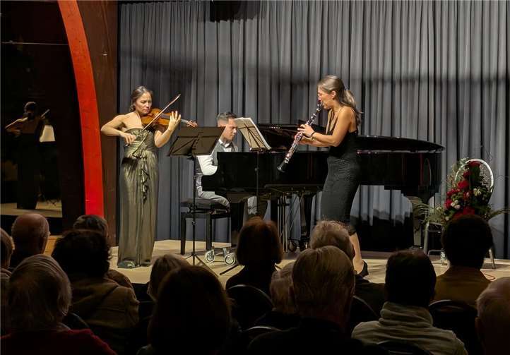 „Von Klassik bis Tango“ lautete das vielversprechende Programm der erstklassigen Musikerinnen Sayaka Schmuck (Klarinette) und Lisa Schumann (Violine und Viola) sowie dem Opus-Klassik-Preisträger Benyamin Nuss (Klavier), welche als Trio Schmuck am 31. Januar die Zuhörer im Foyer der Rheinhalle begeisterten. Foto: Carina Voigt - Stadt Remagen