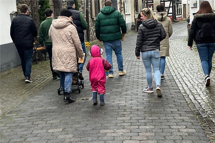 Von Klein bis Groß ist jeder herzlich eingeladen, am Klappern teilzunehmen.