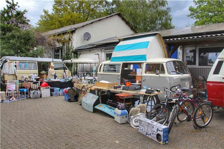 Von Krempel, Kunst, Spielzeug, Klamotten und Antiquitäten war alles dabei. In der St.-Sebastianer-Straße wurden sogar um alte VW-Bullis herum Verkaufsstände aufgebaut. Foto: Thomas Meurer