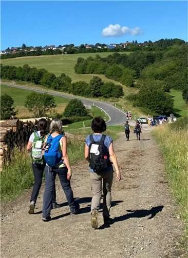 Von Krezuberg bis nach Plittersdorf folgten die Wanderer dem Sahrbacher Höhenweg.
