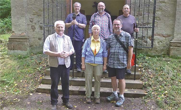 Von Kruft in den Wallfahrtsort Noth Gottes, in der Nähe von Rüdesheim gepilgert sind (hintere Reihe v.re.): Hans Werner Derks, Altpilgerführer 2014, Franz Bläser, gewählter Jungpilgerführer im Jahre 2015 und Jörn Busenkell, Jungpilgerführer 2014. (Vordere Reihe v.re.): Werner Steffens und Alexa Derks erhielten beide die Silberne Ehrennadel für ihre jeweils 25-malige Teilnahme und Ottmar Luxem, Erster Vorsitzender der Noth Gottes Bruderschaft. privat