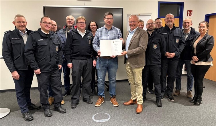 Von Landrat Achim Hallerbach wurde Dennis Enders in der Runde der Kolleginnen und Kollegen Organisationsleiter und Leitende Notärzte und in Gegenwart von BKI Holger Kurz als neuer ehrenamtlicher Organisationsleiter vereidigt.  Foto: Volker Lemgen / Brand- und Katastrophenschutz Landkreis Neuwied