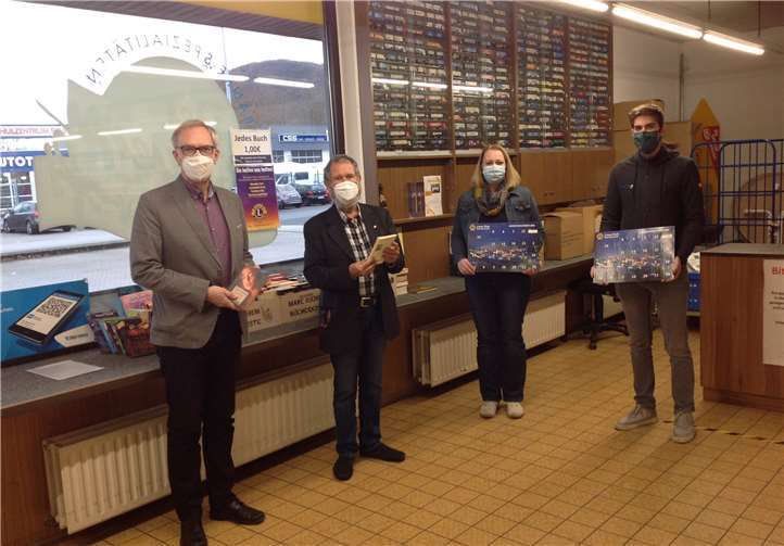 Von Links Joachim Willemsen, Gerd Fritzdorf, (Lions Club Bad Neuenahr), Jennifer Kutscher, Marc Juchem, Getränkemarkt Juchem.Foto: privat