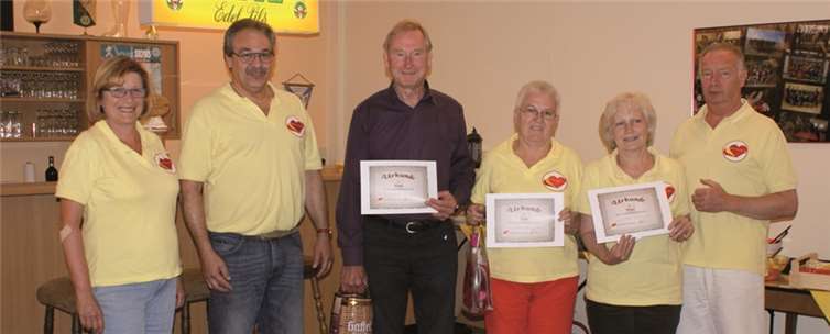 Von Links: Schatzwart Elke Zeiler, 1. Vorsitzender Wolfgang Zeiler, 1. Sieger Alfred Hofmann (Sportkreisvorsitzender), Platz 2 Ulla Lukaniuk, Platz 3 Ursula Schäuble und 2. Vorsitzender Helmut Schäuble.privat