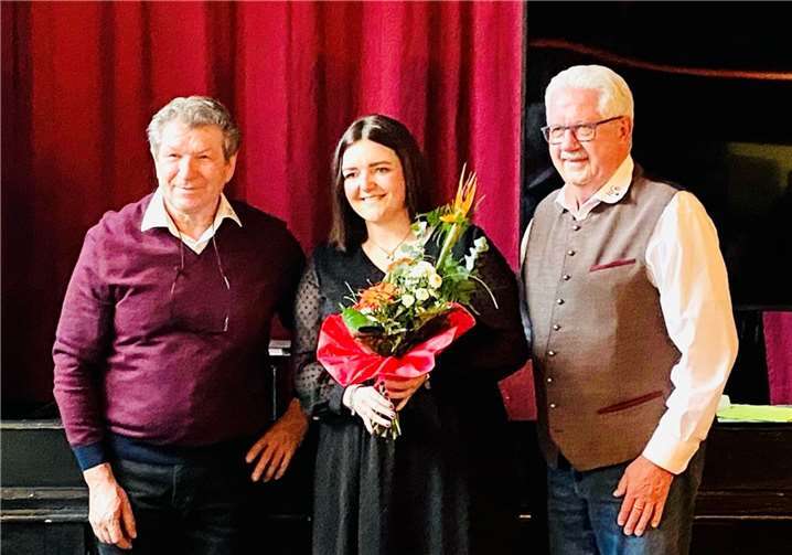 Von Links: Stellv. Vorsitzender Slawko Schlauf und Vorsitzender Eduard Krahe begrüßten die amtierende Weinkönigin Karolina I. (Schmitz) als neustes Mitglied der WGR herzlichst in der MGV 2022. Foto: Weinbau- Gemeinschaft Remagen