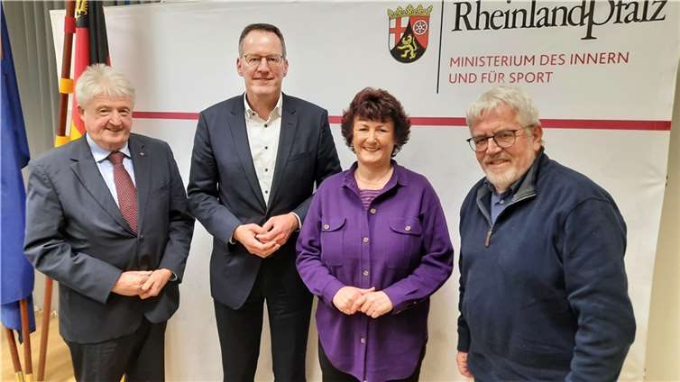 Von Links: dbb-Kreisvorsitzender Werner Kasel, Innenminister Michael Ebling, dbb-Landesvorsitzende Lilli Lenz, stellv. Dbb-Kreisvorsitzender Hubertus Kunz.  Foto: DBB Rheinland-Pfalz