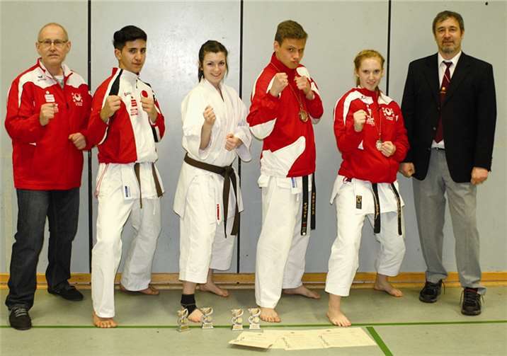 Von Links nach rechts: Reinhard, Hamid, Helena Pejcic, Dennis Klassen, Melissa Rathmann und Günther Czech. Privat