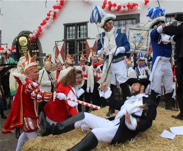Von Marcus Zimmermann zu Boden gestreckt empfängt Thomas Balasus vom Prinz den „Gnadenstoß“.