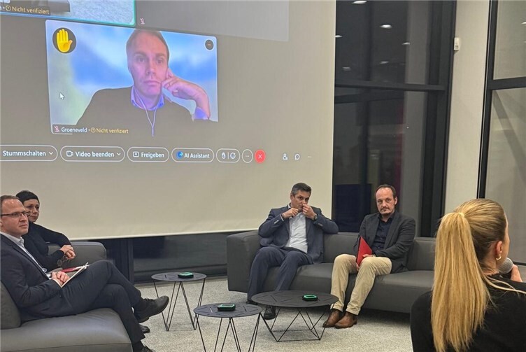 Von MdB Harald Orthey moderierte Expertenrunde mit (v.l.n.r.) René Zimmermann (Telekom), Bettina Kröckel (Vodafone), Christian Groeneveld (Telefónica), Michael Martin (1&1), Wolf Schünemann (Clearingstelle) sowie Tanja Marek (Vodafone).Foto:Susanne Görg