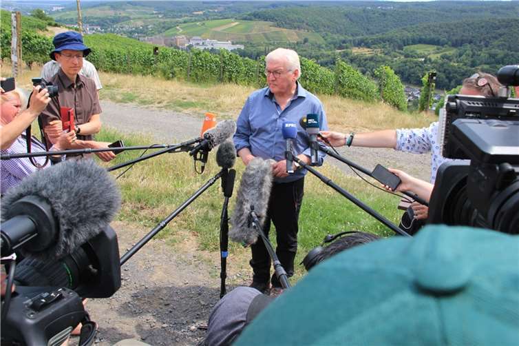 Von Medien umlagert: Bundespräsident Frank-Walter Steinmeier auf dem Wanderparkplatz Bunte Kuh.  Foto: GS