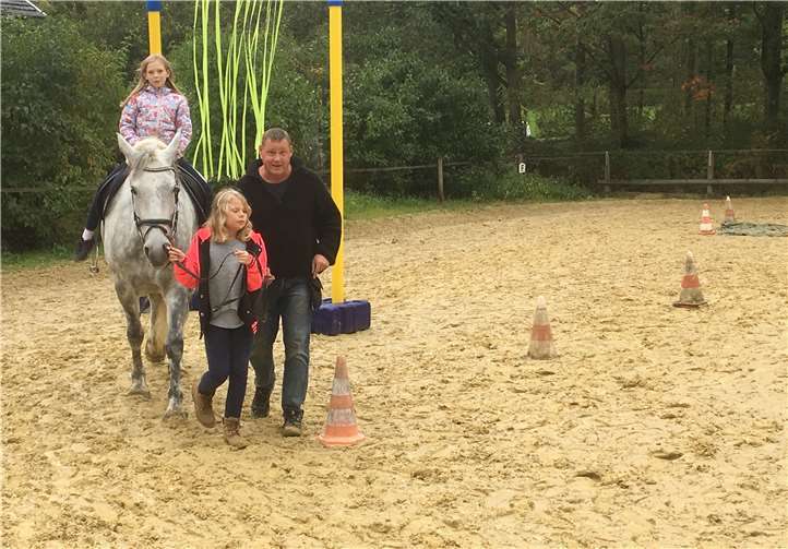 Von Mitschülern geführt, ging es durch einen Parcours.