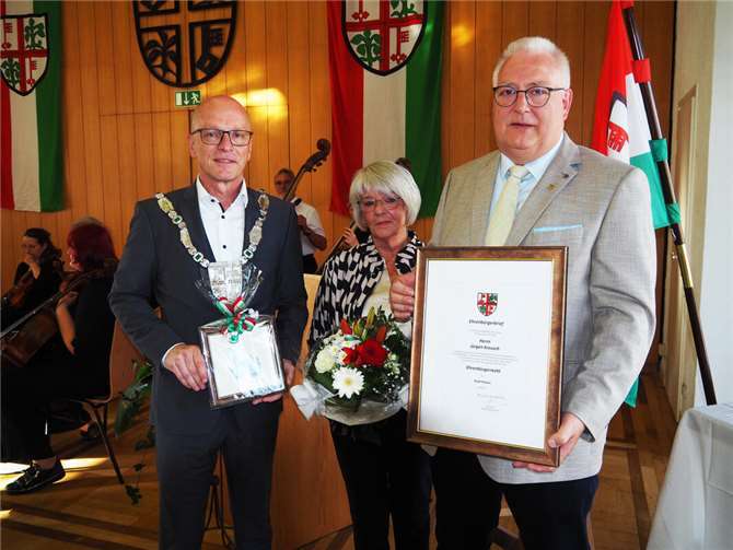 Von Oberbürgermeister Dirk Meid gab es für Jürgen Kreusch den Ehrenbürgerbrief und für seine Ehefrau Doris ein Blumengebinde.  Fotos: BS