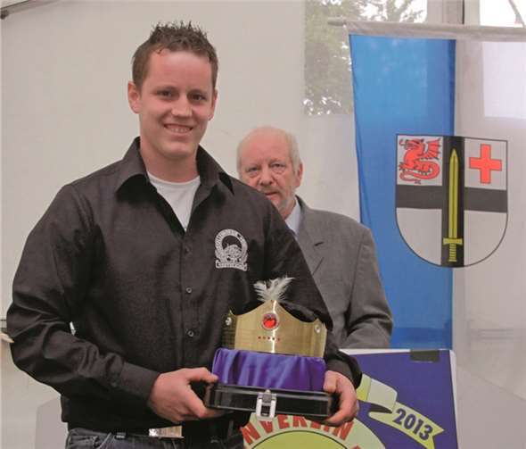 Von Ortsbürgermeister Mike Henneberger gab es zum 100. Jubiläum eine neue Hahnenkönigskrone.