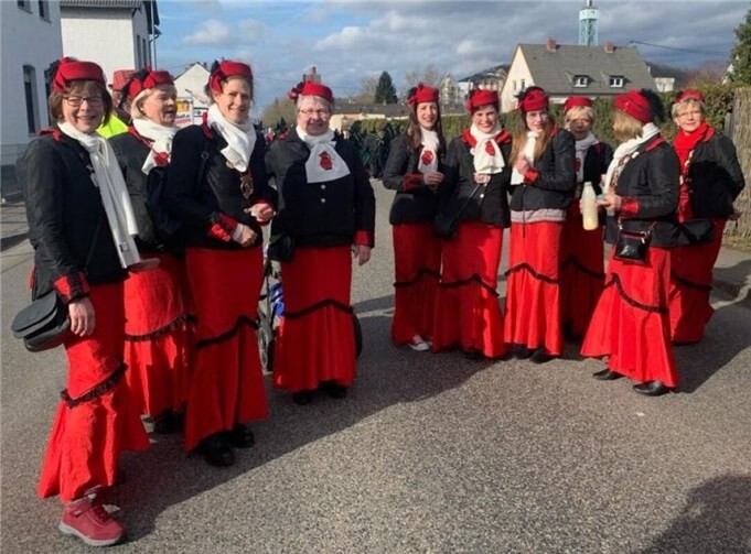Von Rathaussturm bis Fischessen: Mokkakännchen feiern Karneval.  Foto: Ilke Müller