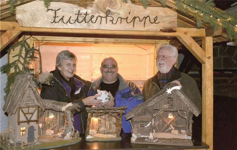 Von Rudolf Schell (Bildmitte) nehmen Marion Eisler und Hans Schlömer das Sparschwein dankbar entgegen. privat