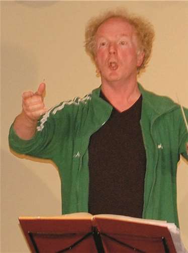 Von Schauspieler Thomas Borggreefe faszinierend dargestellt: Der einst gefeierte Orchesterdirigent Mayer verharrt in seiner Traumwelt,bevor er der zerstörerischen Demenz in die Hände fällt.