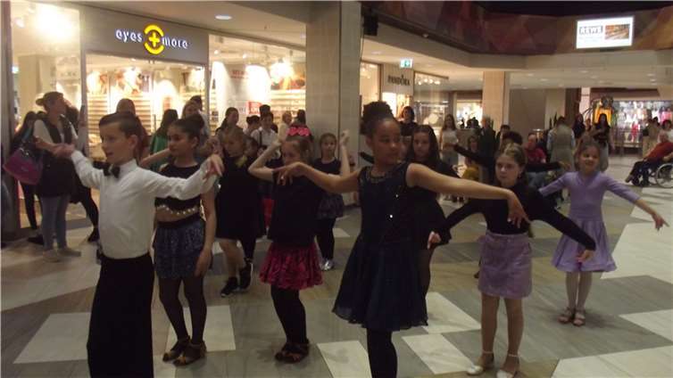 Von Schmetterlingstanz bis ChaChaCha: Tanzbegeisterte Kinder zeigen ihre Moves. Quelle: Tanz- und Sportzentrum Mittelrhein