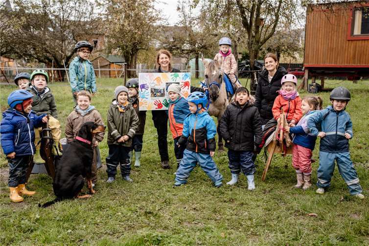 Von September bis Ende November waren die „Rappelriesen“ der Kita Rappelkiste wöchentlich zu Gast im Stallkindergarten im Stadtteil Bachem.  Foto: privat