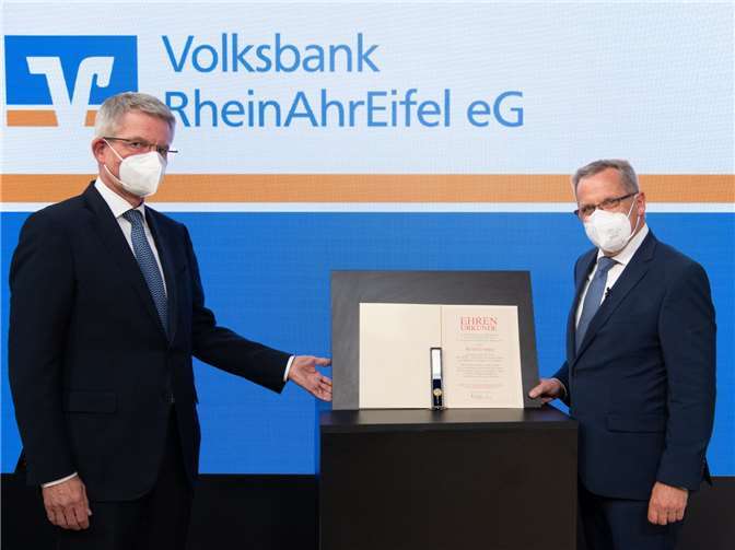 Von Siegfried Mehring, stellvertretender Vorsitzender des Vorstandes beim Genossenschaftsverband – Verband der Regionen e.V. (links), erhielt Rudolf Mies, ehemaliger Aufsichtsratsvorsitzender der Volksbank RheinAhrEifel, die goldene Ehrennadel des DGRV. Foto: Peter Seydel