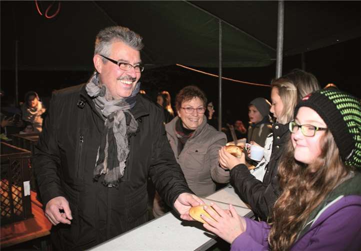 Von Stadtbürgermeister Hans Peter Ammel persönlich bekam Marie Schmidt den begehrten Martinswecken. Marie war mit ihrer kleinen Schwester Lia und deren Laterne beim Zug mitgelaufen.
