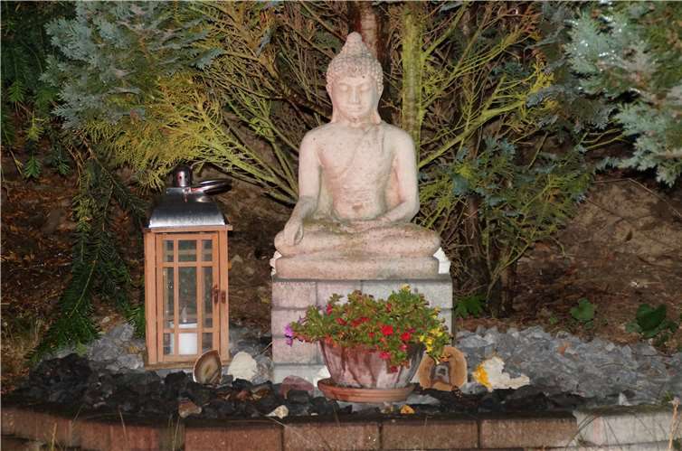 Von Tibet in die Eifel: Im Garten des Kamalashila-Instituts vergessen Besucher in Windeseile, dass sie sich in der Dorfmitte von Langenfeld befinden.