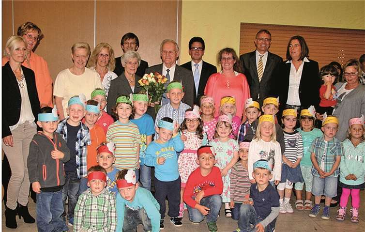 Von Wirbelwind-Kindern und Ehrengästen umgeben genossen Hedwig und Dieter Sander die Verabschiedung aus dem Dienst in der Kommune. DL