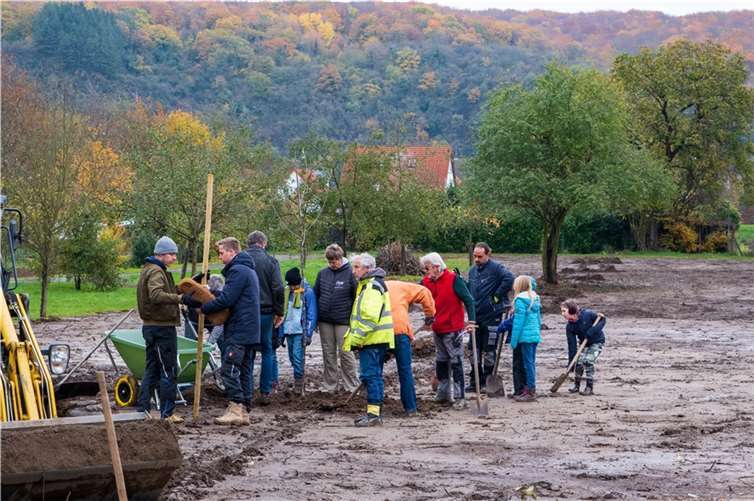 Von Wolfgang Plöger (vorne Mitte) ging nicht nur die Initiative zur Bürgeraktion „Streuobstwiese“ Unkel aus, der 1. Beigeordnete der Kulturstadt packte bei der Einpflanzung der 60 Obstbäume auch selbst mit. Foto: Kulturstadt Unkel/ Homann