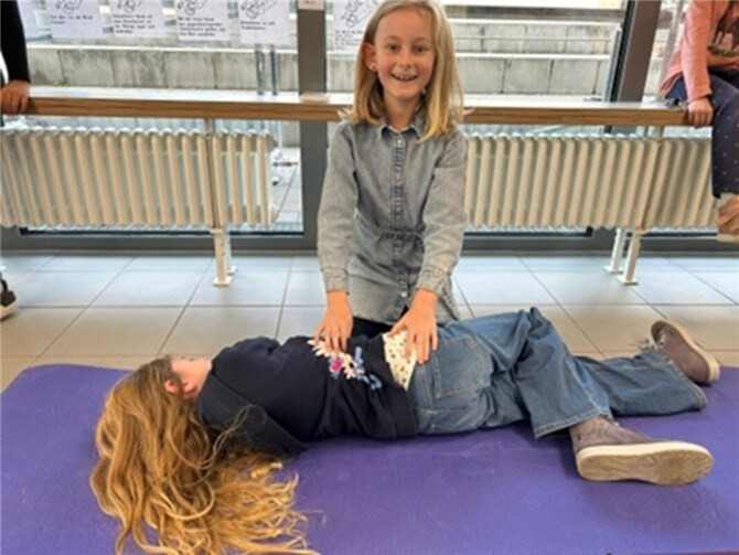 Von Wundversorgung bis Notruf: Kinder lernen Erste Hilfe.