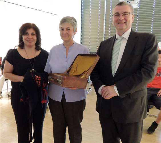 Von Zeynep Begen (li.) und Alexander Saftig in die Mitte genommen, zeigte Judith Rhodes das Reiseköfferchen der Mutter.