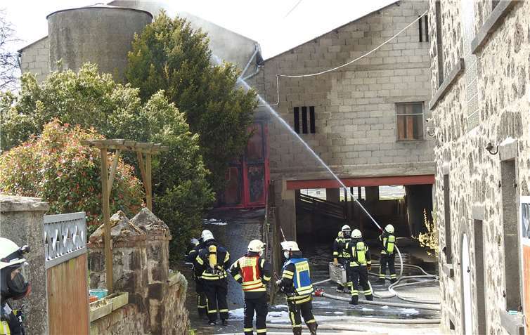 Von allen Seiten gingen die Trupps gegen den Brand vor.