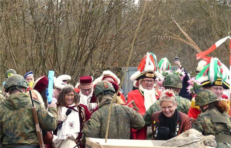 Von beiden Seiten stürzen sich Angreifer wie Verteidiger ins närrische Getümmel ...