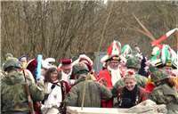 Von beiden Seiten stürzen sich Angreifer wie Verteidiger ins närrische Getümmel ...