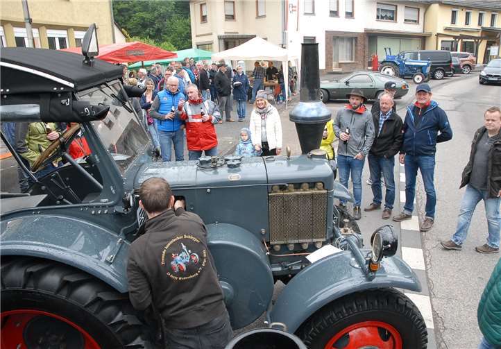 Von bewundernden Blicken verfolgt kümmerte sich Julian Jöschimmer wieder um seinen Lanz Bulldog aus dem Jahr 1936. KER