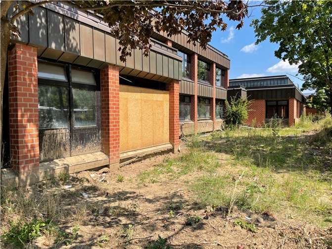 Von dem Geld könnte ein Neubau des Schulzentrums Bachem mit Levana- und Don-Bosco Schule an anderer, flutsicherer Stelle ermöglicht werden, so Mechthild Heil.  Foto: ROB