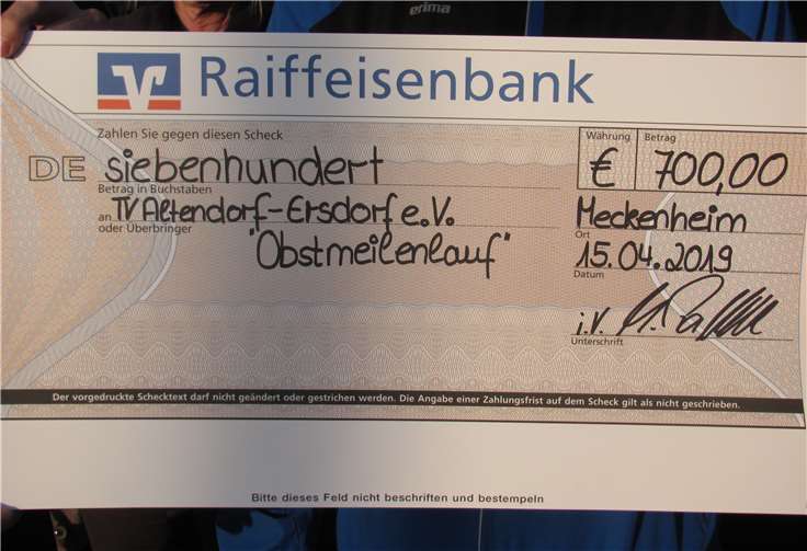 Von dem Geld wird jeder Teilnehmer des 25. Obstmeilenlaufes ein Präsent erhalten. Fotos: