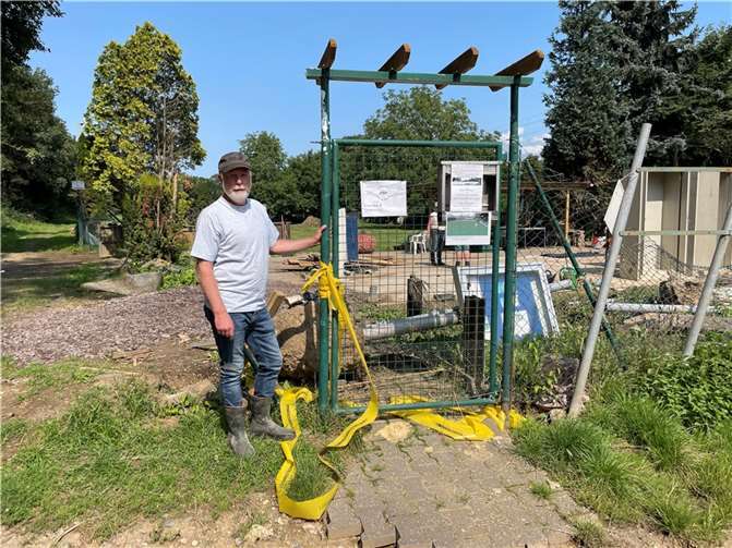 Zu wenige Helfer: Sinziger Verein fühlt sich verloren Von dem Vereinsgelände steht nicht mehr viel - das Tor zum Areal hielt stand. Fotos: ROB