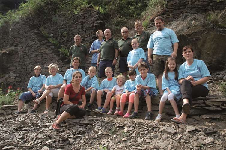 Von dem schmalen Wingertspfad entlang der Trockenmauer können die Kinder die unterschiedlichen Kräuter nah erleben. privat