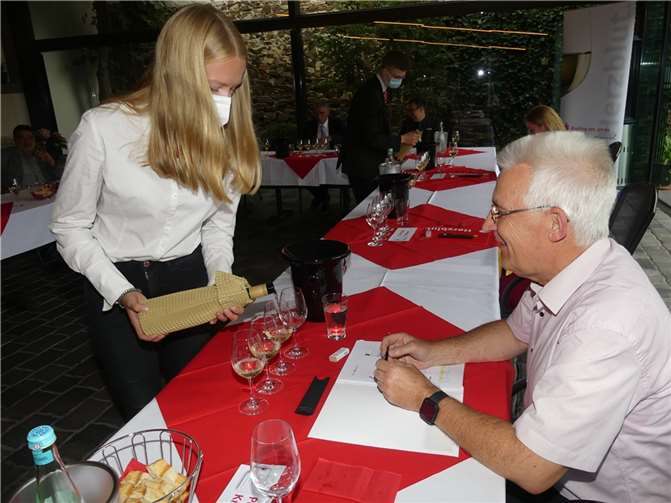 Von den 12 best bewerteten Riesling-Weinen wurden von der Jury abschließend die drei Sieger gekürt.