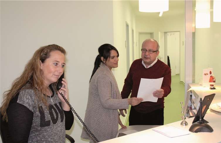 Von den Abendstunden bis in den Morgen ist die Zentrale von einem Team aus Ärzten und Sprechstundenhelferinnen besetzt.