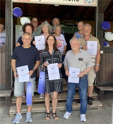 Von den Anwesenden wurden von Hintere Reihe F.-J. Bertram / Engelbert Mohr / Irmtraud Strowitzki geehrt: Mittlere Reihe: Mathilde Noack (20 Jahre) / Lukas Wolber (20 Jahre -Foto stellvertretend Karola Wolber) / Ruth Hinz (30 Jahre) / Hans-Dieter Hölnyk (10 Jahre). Vordere Reihe: Dietmar Klesing (10 Jahre) / Silvia Borroni (10 Jahre) / Manfred Hörnig (30 Jahre) / Bruno Zimmermann (10 Jahre - nicht auf diesem Foto). Foto: Privat