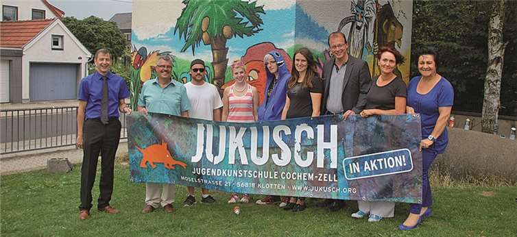 Von den Arbeiten der jungen Künstler, ihrer Lehrerin Gabriele Vogtel und dem Berliner Graffitikünstler GRIS überzeugten sich neben Michael Dötsch, Leiter der Region Rauschermühle bei RWE Deutschland (l.) auch Verbandsbürgermeister Jörg Lempertz und Stadtbürgermeister Hans Peter Ammel, mit auf dem Foto ist auch die Leiterin der Jugendkunstschule Anja Schindler (2.v.r.).privat