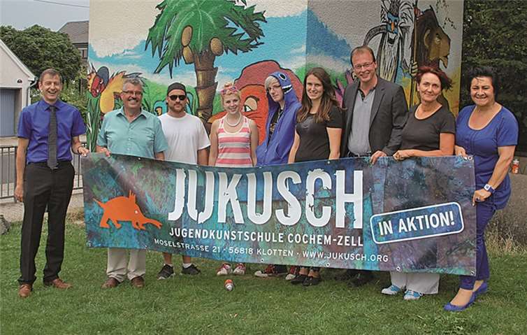 Von den Arbeiten der jungen Künstler überzeugten sich Michael Dötsch, Leiter der Region Rauschermühle (l.), Verbandsbürgermeister Jörg Lempertz und Stadtbürgermeister Hans Peter Ammel und die Leiterin der Jugendkunstschule Anja Schindler (2.v.r.). privat
