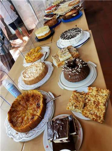 Von den Bellen Frauen (auch Nichtmitgliedern) wurden über 30 Kuchen für die Spendenaktion gebacken.