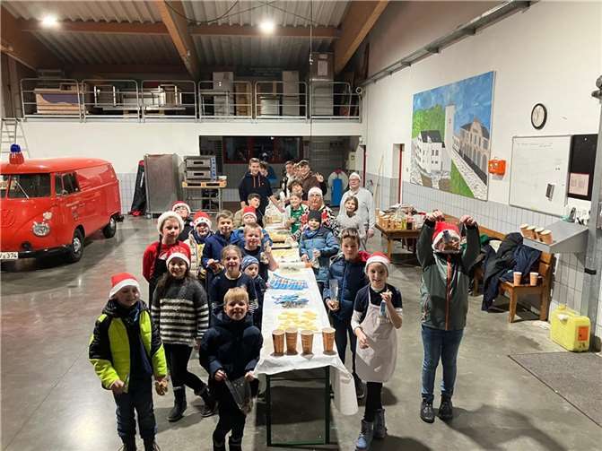 Von den Betreuern war in vorweihnachtlicher Stimmung eine lange Tafel aufgebaut worden.  Foto:privat