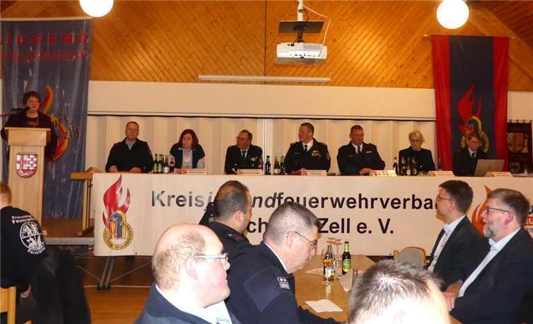 Von den Ehrengästen bedankte sich auch Kreisbeigeordnete Bettina Salzmann bei der Kreisjugendfeuerwehr für ihren wichtigen Einsatz.