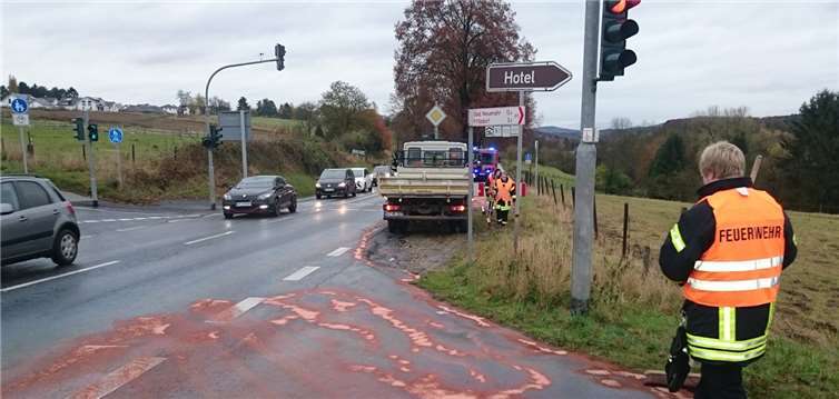 Von den Einsatzkräften wurde die Ölspur mit Bindemittel abgestreut. Michael Ruck