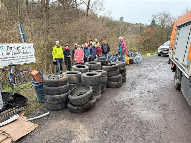 Von den Helferinnen und Helfern wurden zahlreiche Autoreifen sowie rund 20 Kanister mit Altöl und diversen Chemikalien geborgen. Foto: Reiner Friedsam