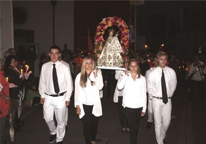 Von den Junggesellen flankiert trugen die jungen Bruchhausenerinnen die Wallfahrtsmadonna durch den Ort.DL