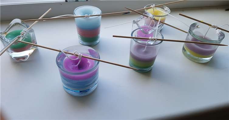 Von den Kindern wurden viele schöne und kreative Kerzen gestaltet Foto: Nasstaran Houshmand / Stadtverwaltung Lahnstein